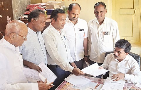 ಗಂಗಾವತಿ ತಾಲೂಕು ಒಕ್ಕಲುತನ ಹುಟ್ಟುವಳಿ ಮಾರಾಟ ಸಹಕಾರ ಸಂಘ (ಟಿಎಪಿಎಸಿಎಂಎಸ್)ದಲ್ಲಿನ ಬಹುಕೋಟಿ ಹಗರಣಕ್ಕೆ ಸಂಬಂಧಿಸಿದಂತೆ ಹೊಣೆಗಾರಿಕೆದಾರರು ತನಿಖಾಧಿಕಾರಿ ಮಲ್ಲಯ್ಯಗೆ ಲಿಖಿತ ರೂಪದಲ್ಲಿ ಮಾಹಿತಿ ಮಂಗಳವಾರ ಸಲ್ಲಿಸಿದರು. ಹೊಣೆಗಾರರ ಪರ ಸುಭಾಶಚಂದ್ರ ತಿಪ್ಪಶೆಟ್ಟಿ, ಸುಬ್ರಮಣ್ಯೇಶ್ವರರಾವ್ ಇತರರಿದ್ದರು.