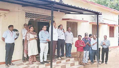 ಕರ್ನಾಟಕ ವಿದ್ಯುತ್ಛಕ್ತಿ ಪ್ರಸರಣ ನಿಗಮ ನೌಕರರ ಸಂಘದ ಸದಸ್ಯರು ಗಂಗಾವತಿ ಜೆಸ್ಕಾಂ ಕಚೇರಿ ಆವರಣದಲ್ಲಿ ಹಮ್ಮಿಕೊಂಡಿದ್ದ ಪ್ರತಿಭಟನೆ ಪೂರ್ವಭಾವಿ ಸಭೆಯಲ್ಲಿ ಎಇಇ ಎಸ್.ಐ.ಹಿರೇಮನಿ ಮಂಗಳವಾರ ಮಾತನಾಡಿದರು. ಇಇ ಎಂ.ವೀರೇಶ, ವಿವಿಧ ಸಂಘಟನೆ ಪದಾಧಿಕಾರಿಗಳಾದ ವಿ.ಮಂಜುನಾಥ, ಖಾಜಾಮೊಹಿದ್ದೀನ್,ಎಂ.ಜ್ಯೋತಿ, ರಫಿಕ್ ಅಹ್ಮದ್, ನಂದಕಿಶೋರ ಇತರರಿದ್ದರು.