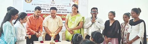 ಗಂಗಾವತಿ ಸರಸ್ವತಿಗಿರಿ ಎಸ್‌ವಿ ನರ್ಸಿಂಗ್ ಮತ್ತು ಪ್ಯಾರಾಮೆಡಿಕಲ್ ಕಾಲೇಜಿನಲ್ಲಿ ಬಿ ಹಮ್ಮಿಕೊಂಡಿದ್ದ ಜಾಗೃತಿ ಅಭಿಯಾನವನ್ನು ಸಂಪನ್ಮೂಲ ವ್ಯಕ್ತಿ ಎ.ಕೆ.ಮಹೇಶಕುಮಾರ ಮಂಗಳವಾರ ಉದ್ಘಾಟಿಸಿದರು. ತಾಲೂಕು ಯೋಜನಾಧಿಕಾರಿ ಶಾಂತಾನಾಯ್ಕ, ಉಪ ಪ್ರಾಚಾರ್ಯ ಸೋಮಶೇಖರ್ ಇತರರಿದ್ದರು.