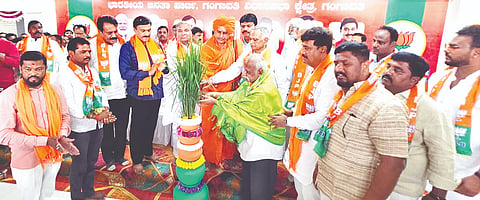 ಗಂಗಾವತಿ ಕನಕದಾಸ ವೃತ್ತದಲ್ಲಿ ವಿಧಾನಸಭೆ ಕ್ಷೇತ್ರದ ಬಿಜೆಪಿ ಹೊಸ ಕಚೇರಿಯನ್ನು ಶಾಸಕ ಗಾಲಿ ಜನಾರ್ದನರೆಡ್ಡಿ, ಹಿರಿಯ ಕಾರ್ಯಕರ್ತ ಇಲ್ಲೂರು ಸತ್ಯನಾರಾಯಣ ಶ್ರೇಷ್ಟಿ ಸೋಮವಾರ ಉದ್ಘಾಟಿಸಿದರು. ಮಾಜಿ ಶಾಸಕ ಪರಣ್ಣ ಮುನವಳ್ಳಿ, ಮಾಜಿ ಸಂಸದ ಎಸ್.ಶಿವರಾಮನಗೌಡ, ಬಿಜೆಪಿ ಜಿಲ್ಲಾ ಮಾಜಿ ಅಧ್ಯಕ್ಷ ಬಿ.ಎಚ್.ಎಂ.ತಿಪ್ಪೇರುದ್ರಸ್ವಾಮಿ ಇತರರಿದ್ದರು.