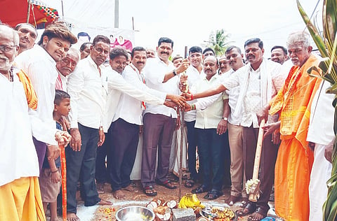 ಗಂಗಾವತಿ ತಾಲೂಕಿನ ಹಣವಾಳದಲ್ಲಿ ಹಡಪದ ಅಪ್ಪಣ್ಣ ಸಮುದಾಯ ಭವನ ನಿರ್ಮಾಣಕ್ಕೆ ಶಾಸಕ ಶಿವರಾಜ ಎಸ್.ತಂಗಡಗಿ ಸೋಮವಾರ ಭೂಮಿಪೂಜೆ ನೆರವೇರಿಸಿದರು. ಜಿಪಂ ಮಾಜಿ ಸದಸ್ಯ ಅಮರೇಶ ಗೋನಾಳ್, ಪ್ರಮುಖರಾದ ಅನ್ನಪ್ಪ, ನಿರುಪಾದಿ, ಬಸವರಾಜ, ಶರಣಪ್ಪ ದೇವರಮನಿ ಜಮಾಪುರ ಇತರರಿದ್ದರು.