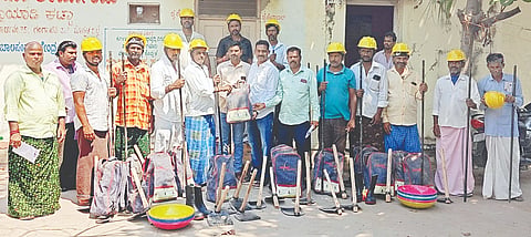 ವಿರುಪಾಪುರ ತಾಂಡಾ ಗೋರಸೇನಾ ಸ್ಥಳೀಯ ಕಚೇರಿ ಆವರಣದಲ್ಲಿ ಕಾರ್ಮಿಕರಿಗೆ ವೃತ್ತಿಪರ ಸಲಕರಣೆಗಳ ಕಿಟ್‌ಗಳನ್ನು ಸೋಮವಾರ ವಿತರಿಸಲಾಯಿತು. ಸೇವಾಲಾಲ್ ಮಹಾರಾಜ ಕಟ್ಟಡ ಕಾರ್ಮಿಕರ ಸಂಘ ತಾಲೂಕಾಧ್ಯಕ್ಷ ಪಾಂಡುನಾಯ್ಕ, ಪ್ರಮುಖರಾದ ಶಿವಪ್ಪ ನಾಯ್ಕ ಬಾಲಾಜಿ, ಹನುಮಂತಪ್ಪ ಇತರರಿದ್ದರು.