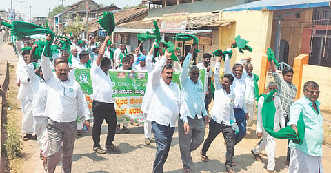 ಹಿರೇಕೆರೂರಿನ ಪ್ರಮುಖ ಬೀದಿಗಳಲ್ಲಿ (electricity privatization)ರೈತ ಸಂದಿಂದ ಬೃಹತ್​ ಪ್ರತಿಭಟನಾ ರ್ಯಾಲಿ ನಡೆಸಲಾಯಿತು.