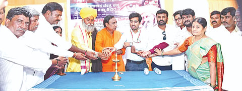 ಮಾಳಹಳ್ಳಿ ಮಾಳಿಂಗರಾಯ ದೇವಸ್ಥಾನದ ಪೂಜಾರಿ ಕೆಂಚರಾಯ ಮಹಾರಾಯ ಅವರ ಜನ್ಮದಿನ ನಿಮಿತ್ತ ಗುರುವಾರ ಕೆಂಭಾವಿಯಲ್ಲಿ ಹಮ್ಮಿಕೊಂಡ ಉಚಿತ ನೇತ್ರ ಚಿಕಿತ್ಸಾ ಶಿಬಿರಕ್ಕೆ ಚನ್ನಬಸವ ಶಿವಾಚಾರ್ಯರು ಚಾಲನೆ ನೀಡಿದರು. ಕೆಂಚರಾಯ ಪೂಜಾರಿ, ಶಿವರಾಜ ಪೂಜಾರಿ ನರಗಡ್ಡಿ, ಶ್ರೀನಿವಾಸರೆಡ್ಡಿ ಯಾಳಗಿ, ಡಾ.ಗಿರೀಶ್​ ಕುಲಕರ್ಣಿ ಇದ್ದರು.