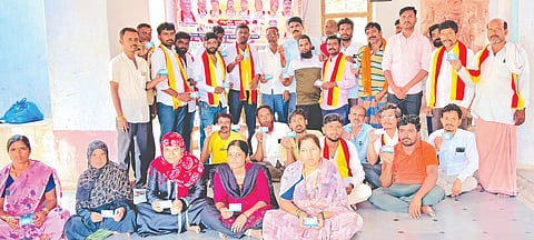 ಕೆಂಭಾವಿಯ ರೇವಣಸಿದ್ದೇಶ್ವರ ದೇವಸ್ಥಾನದಲ್ಲಿ ಬುಧವಾರ ಕರೆದಿದ್ದ ಚಿಂತನಾ ಸಭೆಯಲ್ಲಿ ನೂರಾರು ಕಾರ್ಮಿಕರಿಗೆ ಸ್ಮಾರ್ಟ್​ ಕಾರ್ಡ್​ ವಿತರಿಸಲಾಯಿತು. ಗುರು ದೊಡಮನಿ, ಗುರುರಾಜ ಅಂಗಡಿ, ಶರಣು ಇತರರಿದ್ದರು.