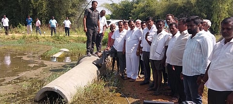 ಕೆ.ಸಿ.ವ್ಯಾಲಿ ನೀರು ನುಗ್ಗಿ ಅವಾಂತರ ಸೃಷ್ಟಿಸಿದ್ದ ಶ್ರೀನಿವಾಸಪುರ ವಿಧಾನಸಭಾ ೇತ್ರ ವ್ಯಾಪ್ತಿಯ ಕುಡುವನಹಳ್ಳಿಯ ಜಮೀನುಗಳಿಗೆ ಭಾನುವಾರ ಶ್ರೀನಿವಾಸಪುರ ಶಾಸಕ ಜಿ.ಕೆ.ವೆಂಕಟಶಿವಾರೆಡ್ಡಿ, ಸಂಸದ ಎಂ.ಮಲ್ಲೇಶ್​ ಬಾಬು ಭೇಟಿ ನೀಡಿ ಪರಿಶೀಲನೆ ನಡೆಸಿದರು. ಜಿಪಂ ಮಾಜಿ ಅಧ್ಯಕ್ಷ ತೂಪಲ್ಲಿ ನಾರಾಯಣಸ್ವಾಮಿ, ಜಿಲ್ಲಾ ಕಾರ್ಯಾಧ್ಯಕ್ಷ ಬಣಕನಹಳ್ಳಿ ನಟರಾಜ್​, ತಾಲೂಕು ಕಾರ್ಯಾಧ್ಯಕ್ಷ ಜನಪನಹಳ್ಳಿ ಆನಂದ್​, ನಗರಸಭೆ ಸದಸ್ಯ ರಾಕೇಶ್​ ಇದ್ದರು. KC valley