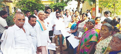 ರಸ್ತೆ ಒತ್ತುವರಿ ತೆರವಿಗೆ ಆಗ್ರಹಿಸಿ ಕುರುಗೋಡು ಪುರಸಭೆ ಅಧ್ಯಕ್ಷ ಟಿ.ಶೇಕಣ್ಣಗೆ 14 ನೇ ವಾರ್ಡಿನ ನಿವಾಸಿಗಳು ಮನವಿ ಸಲ್ಲಿಸಿದರು. 