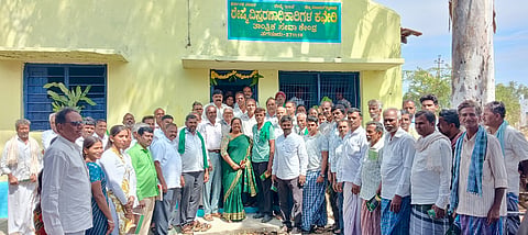 ನಂಜನಗೂಡು ತಾಲೂಕು ತಗಡೂರು ಗ್ರಾಮದಲ್ಲಿ ರೇಷ್ಮೆ ಇಲಾಖೆ ಪುನಶ್ಚೇತನ ಕಟ್ಟಡ ಉದ್ಘಾಟನೆ, ರೇಷ್ಮೆ ಬೆಳೆ ಕ್ಷೇತ್ರೋತ್ಸವ ಕಾರ್ಯಕ್ರಮವನ್ನು ನಿವೃತ್ತ ಉಪನಿರ್ದೇಶಕ ಡಾ.ವೈ.ಎನ್.ಚಿಗರಿ ಉದ್ಘಾಟಿಸಿದರು. ನಾಗರಾಜ್, ಶೈಲಾ ಇದ್ದರು.