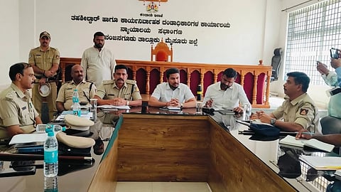 ನಂಜನಗೂಡು ತಾಲೂಕು ಆಡಳಿತ ಭವನದಲ್ಲಿ ಶಾಸಕ ದರ್ಶನ್ ಧ್ರುವನಾರಾಯಣ ಪೊಲೀಸ್ ಇಲಾಖೆ ಅಧಿಕಾರಿಗಳೊಂದಿಗೆ ಸಭೆ ನಡೆಸಿದರು. ತಹಸೀಲ್ದಾರ್ ಶಿವಕುಮಾರ್ ಕಾಸ್ನೂರು, ಎಎಸ್‌ಪಿ ಮಲ್ಲಿಕ್, ಡಿವೈಎಸ್ಪಿ ರಘು, ವೃತ್ತ ನಿರೀಕ್ಷಕ ಚಂದ್ರಶೇಖರ್, ಪೊಲೀಸ್ ಅಧಿಕಾರಿಗಳು ಭಾಗವಹಿಸಿದ್ದರು.