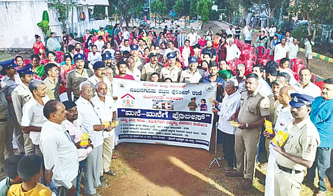ನಂಜನಗೂಡಿನ ಟೀಚರ್ಸ್ ಕಾಲನಿಯಲ್ಲಿ ಪೊಲೀಸ್ ಇಲಾಖೆ ವತಿಯಿಂದ ಮನೆ ಮನೆಗೆ ಪೊಲೀಸ್ ಕಾರ್ಯಕ್ರಮದಲ್ಲಿ ಇನ್ಸ್‌ಪೆಕ್ಟರ್ ಸಿ.ಎಂ. ರವೀಂದ್ರ, ಎಎಸ್‌ಐಗಳಾದ ದೇವರಾಜು, ಮಂಜುನಾಥ್, ಲಿಂಗೇಗೌಡ ಹಾಜರಿದ್ದರು.