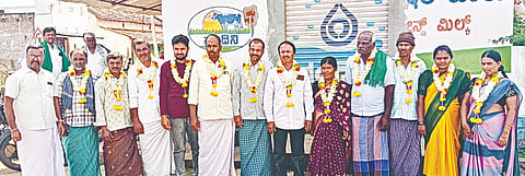 ನಂಜನಗೂಡು ತಾಲೂಕಿನ ಶಿರಮಳ್ಳಿ ಡೇರಿಗೆ ಅವಿರೋಧ ಆಯ್ಕೆಯಾದ ಅಧ್ಯಕ್ಷ  ಶಿವಶಂಕರಪ್ಪ, ಉಪಾಧ್ಯಕ್ಷೆ ಮೀನಾಕ್ಷಿ ಅವರನ್ನು ಗೌರವಿಸಲಾಯಿತು. ಡೇರಿ ನಿರ್ದೇಶಕರಾದ ಶ್ರೀಕಂಠ ಸ್ವಾಮಿ, ಮಹದೇವಸ್ವಾಮಿ, ಚಂದ್ರಶೇಖರ್, ಚನ್ನಬಸವಣ್ಣ, ಶಿವಕುಮಾರ್, ಎಸ್. ಎನ್. ಮಹದೇವಸ್ವಾಮಿ ಇತರರು ಇದ್ದರು. 