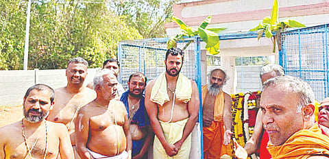  ನಂಜನಗೂಡು ತಾಲೂಕಿನ ತಾಯೂರು ಗ್ರಾಮದ ಕಪಿಲಾ ನದಿ ತೀರದಲ್ಲಿರುವ ಶ್ರೀಗುಣನಿಧಿ ತೀರ್ಥರ  ಮೂಲ ವೃಂದಾವನಕ್ಕೆ ಆರಾಧನೆ ಅಂಗವಾಗಿ ಭಾನುವಾರ ಪಂಚಾಮೃತ, ವಿಶೇಷ ಅಲಂಕಾರ ನೆರವೇರಿತು. ಮುಳಬಾಗಿಲು ಮಹಾ ಸಂಸ್ಥಾನದ ಶ್ರೀಸುಜಯ ನಿಧಿ ತೀರ್ಥರು ನೇತೃತ್ವ ವಹಿಸಿದ್ದರು. ಆರಾಧನೆ ಸಂದರ್ಭದಲ್ಲಿ ತಾಯೂರು ವಂಶಸ್ಥರಾದ ಟಿ.ಎನ್. ಮಾಧವ ಮೂರ್ತಿ, ಟಿ.ಎನ್. ವೇಣುಗೋಪಾಲ ಇತರರು ಇದ್ದರು.