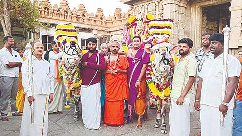 ನಗರದ ಇತಿಹಾಸ ಪ್ರಸಿದ್ಧ ಶ್ರೀ ಶ್ರೀಕಂಠೇಶ್ವರ ಸ್ವಾಮಿ ದೇವಾಲಯದಲ್ಲಿ ಮಾಘ ಮಾಸ ಹಾಗೂ ಮಹಾಶಿವರಾತ್ರಿಯ ಅಂಗವಾಗಿ ಭಾನುವಾರ ವಿಜಯಯಾತ್ರೆ ಜರುಗಿತು. ಶೃಂಗೇರಿ ಶಾರದಾ ಪೀಠ, ಶ್ರೀವಿದ್ಯಾ ಚೌಡೇಶ್ವರಿ ಮಹಾಸಂಸ್ಥಾನ ಮಠದ ಶ್ರೀವಿದ್ಯಾನಂದ ಸ್ವಾಮೀಜಿ, ಕನ್ನಡಾಂಬೆ ರಕ್ಷಣಾ ವೇದಿಕೆಯ ಅಧ್ಯಕ್ಷ ಬಿ.ಬಿ. ರಾಜಶೇಖರ್, ಪ್ರಧಾನ ಆಗಮಿಕ ನಾಗಚಂದ್ರ ದೀಕ್ಷಿತ್, ಕೃಷ್ಣ ಇತರರು ಇದ್ದರು.