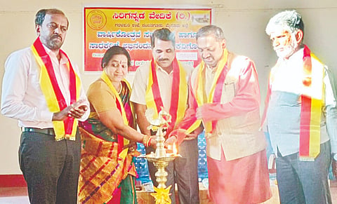 ನಂಜನಗೂಡಿನಲ್ಲಿ ಸೋಮವಾರ ಆಯೋಜಿಸಿದ್ದ ಸಿರಿಗನ್ನಡ ವೇದಿಕೆಯ 9ನೇ ವಾರ್ಷಿಕೋತ್ಸವ, ಕವಿಗೋಷ್ಠಿ ಹಾಗೂ ಬಹುಮಾನ ವಿತರಣಾ ಕಾರ್ಯಕ್ರಮವನ್ನು ಡಾ.ಕೃ.ಪಾ.ಮಂಜುನಾಥ್ ಉದ್ಘಾಟಿಸಿದರು. ಬಸವರಾಜು, ನಂಜನಗೂಡು ಸತ್ಯನಾರಾಯಣ, ಡಾ. ಸೌಗಂಧಿಕಾ ಜೋಯಿಸ್, ಶೋಭಾ ನಾಗಶಯನ ಇತರರು ಇದ್ದರು.