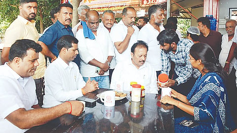 ಪಾಂಡವಪುರ ತಾಲೂಕಿನ ಎಂ.ಬೆಟ್ಟಹಳ್ಳಿ ಗ್ರಶಮದ ರೈತ ಸಾಲ ಭಾಧೆಯಿಂದ ಆತ್ಮಹತ್ಯೆಗೆ ಶರಣಾದ ಹಿನ್ನೆಲೆಯಲ್ಲಿ ಸಚಿವ ಚಲುವನಾರಾಯಣಸ್ವಾಮಿ ಮೃತರ ಮನೆಗೆ ಭೇಟಿ ನೀಡಿ ಸಾಂತ್ವನ ಹೇಳಿದರು. 