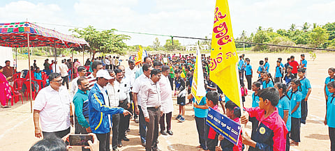 ತಿ.ನರಸೀಪುರ ತಾಲೂಕಿನ ಹಳೇ ಕೆಂಪಯ್ಯನಹುಂಡಿ ಗ್ರಾಮದಲ್ಲಿ ಬುಧವಾರ ಆಯೋಜಿಸಿದ್ದ ಕಸಬಾ ಹೋಬಳಿಮಟ್ಟದ ಕ್ರೀಡಾಕೂಟಕ್ಕೆ ಕ್ಷೇತ್ರ ಶಿಕ್ಷಣಾಧಿಕಾರಿ ಎಸ್.ಸಿ.ಶಿವಮೂರ್ತಿ ಚಾಲನೆ ನೀಡಿದರು. ನಾಗೇಶ್ ಗಂಗವಾಡಿ, ಎಂ.ವಿ.ಶಿವಶಂಕರಮೂರ್ತಿ, ಎ.ಗಜೇಂದ್ರ, ಮಹದೇವಸ್ವಾಮಿ, ಪರಶಿವಮೂರ್ತಿ, ಎ.ಎಸ್.ಮಹೇಶ್ ಇತರರು ಇದ್ದರು.