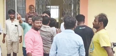 ಯಾದಗಿರಿ ಜಿಲ್ಲೆಯ ವಡಗೇರಾ ಜೆಸ್ಕಾಂ ಕಚೇರಿ ಬಳಿ ಗುರುವಾರ ಜಮಾಗೊಂಡ ಪ್ರತಿಭಟನಾಕಾರರು.