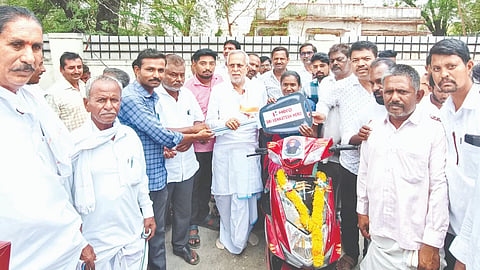 ಯಾದಗಿರಿಯಲ್ಲಿ ಶನಿವಾರ ನಡೆದ ಕಾರ್ಯಕ್ರಮದಲ್ಲಿ ಶಾಸಕ ಚನ್ನಾರಡ್ಡಿ ಪಾಟೀಲ್​ ತುನ್ನೂರ ಅವರು ವಿಕಲಾಂಗರಿಗೆ ಬೈಕ್​ ವಿತರಿಸಿದರು. ಶರಣಪ್ಪ ಪಾಟೀಲ್​, ನಾಗಮ್ಮ, ಮಲ್ಲಿಕಾರ್ಜುನ ಈಟೆ, ಶರಣಗೌಡ ಬಲಕಲ, ಖಾಜಾ ಮೋಹಿನೊದ್ದಿನ್​ ಮಿರ್ಚಿ, ಶರಣಬಸವ ಕುರಕುಂದ, ತಿಮ್ಮಣ್ಣ ನಾಯಕ ಇತರರಿದ್ದರು.