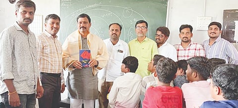 ಕೊಲೂರು ಮಲ್ಲಪ್ಪ ಮೆಮೋರಿಯಲ್​ ಕಾಲೇಜು ಮತ್ತು ಗಂಗೋತ್ರಿ ಕೋಚಿಂಗ್​ ಸೆಂಟರ್​ ಸಹಯೋಗದಡಿ ಯಾದಗಿರಿಯಲ್ಲಿ ಶನಿವಾರ ಏರ್ಪಡಿಸಿದ್ದ ಕಾರ್ಯಕ್ರಮದಲ್ಲಿ ಹಿಂದುಳಿದ ವರ್ಗಗಳ ಆಯೋಗದ ಮಾಜಿ ಸದಸ್ಯ ಶರಣಪ್ಪ ಮಾನೇಗಾರ ಅವರನ್ನು ಸನ್ಮಾನಿಸಲಾಯಿತು. ಆಶಪ್ಪ ಪೂಜಾರಿ, ಮಲ್ಲಿಕಾರ್ಜುನ ಮುಂಡರಗಿ, ಸಾಹಿತಿ ಎ.ಬಿ. ಪೂಜಾರಿ, ರವಿಕಾಂತ ಕಸವಿ, ಮಲ್ಲಿಕಾರ್ಜುನ ಅಲ್ಲಿಪುರ, ಶರಣು ಪೂಜಾರಿ ಇತರರಿದ್ದರು.