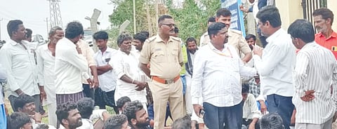 ಯಾದಗಿರಿ ಜಿಲ್ಲೆಯ ವಡಗೇರಾ ಜೆಸ್ಕಾಂ ಕಚೇರಿ ಬಳಿ ಗುರುವಾರ ಪ್ರತಿಭಟನೆ ನಡೆಸಿದ ಸ್ಥಳಕ್ಕೆ ಭೇಟಿ ನೀಡಿದ ಅಧಿಕಾರಿಯನ್ನು ಸುತ್ತುವರೆದು ಬೇಡಿಕೆಗಳ ಬಗ್ಗೆ ಚರ್ಚಿಸುತ್ತಿರುವ ರೈತರು.