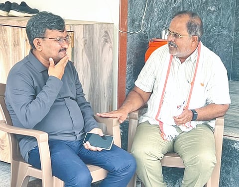 ಯಾದಗಿರಿಯಲ್ಲಿ ಮಂಗಳವಾರ ರೈತರ ಸಮ್ಮುಖದಲ್ಲಿ ಕೃಷಿ ಜಂಟಿ ನಿರ್ದೇಶಕ ರತೇಂದ್ರನಾಥ ಸೂಗೂರ ಅವರೊಂದಿಗೆ ಚರ್ಚೆ ನಡೆಸಿದ ಬಿಜೆಪಿ ಹಿರಿಯ ಮುಖಂಡ ರಾಚಣ್ಣಗೌಡ ಮುದ್ನಾಳ್​. ವೆಂಕಟರೆಡ್ಡಿ ಪಾಟೀಲ್​ ತಂಗಡಗಿ, ಶರಣಗೌಡ ಅಲ್ಲಿಪುರ, ಮಲ್ಲಿಕಾರ್ಜುನರೆಡ್ಡಿ ವಡವಡಗಿ, ಸುರೇಶ ರಾಠೋಡ, ವಿಜಯಕುಮಾರ್​ ಚಟ್ನಳ್ಳಿ ಇತರರಿದ್ದರು.