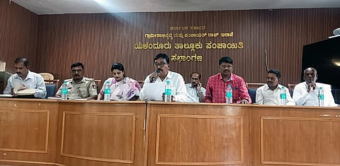 ಯಳಂದೂರಿನ ತಾಲೂಕು ಪಂಚಾಯಿತಿ ಸಭಾಂಗಣದಲ್ಲಿ ಆಯೋಜಿಸಿದ್ದ ಪೂರ್ವಭಾವಿ ಸಭೆಯಲ್ಲಿ ಶಾಸಕ ಎ.ಆರ್. ಕೃಷ್ಣಮೂರ್ತಿ ಮಾತನಾಡಿದರು. ಎಸ್.ಎಲ್.ನಯನಾ, ಎ.ಬಿ ವೇಣು, ಸುಬ್ರಹ್ಮಣ್ಯ, ಕೇಶವಮೂರ್ತಿ, ಕೆಸ್ತೂರು ಸಿದ್ದರಾಜು ಇತರರಿದ್ದರು.