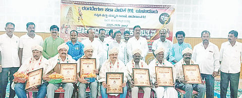 ಯಳಂದೂರು ಪಟ್ಟಣದ ಡಾ.ಬಿ.ಆರ್.ಅಂಬೇಡ್ಕರ್ ಭವನದಲ್ಲಿ ಆಯೋಜಿಸಿದ್ದ ಜಾನಪದ ಸಾಂಸ್ಕೃತಿಕ ಉತ್ಸವ ಕಾರ್ಯಕ್ರಮದಲ್ಲಿ ವಿವಿಧ ಕ್ಷೇತ್ರಗಳಲ್ಲಿ ಸಾಧನೆ ಮಾಡಿದ ಸಾಧಕರನ್ನು ಶಾಸಕ ಎ.ಆರ್.ಕೃಷ್ಣಮೂರ್ತಿ ಸನ್ಮಾನಿಸಿದರು. 