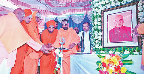 ಯಳಂದೂರು ತಾಲೂಕಿನ ದುಗ್ಗಹಟ್ಟಿ ಗ್ರಾಮದಲ್ಲಿ ಶುಕ್ರವಾರ ಹಮ್ಮಿಕೊಂಡಿದ್ದ ದಿ. ದುಗ್ಗಹಟ್ಟಿ ಪಿ. ವೀರಭದ್ರಪ್ಪ ಅವರ ನುಡಿನಮನ ಕಾರ್ಯಕ್ರಮದಲ್ಲಿ ಸುತ್ತೂರು ಶ್ರೀಗಳು ಭಾವಚಿತ್ರಕ್ಕೆ ಪುಷ್ಪಾರ್ಚನೆ ನೆರವೇರಿಸಿದರು. ವಿವಿಧ ಮಠದ ಸ್ವಾಮೀಜಿ ಇದ್ದರು.