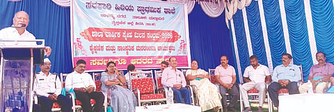 ಯಲ್ಲಾಪುರದ ಕಾಳಮ್ಮನಗರ ಪ್ರಾಥಮಿಕ ಶಾಲೆಯಲ್ಲಿ ಆಯೋಜಿಸಿದ್ದ ಸ್ನೇಹ ಸಮ್ಮಿಲನ ಕಾರ್ಯಕ್ರಮದಲ್ಲಿ ಮಾಜಿ ಶಾಸಕ ವಿ.ಎಸ್. ಪಾಟೀಲ ಮಾತನಾಡಿದರು. ಸುರೇಶ ಮಡಿವಾಳ, ಉಲ್ಲಾಸ ಶಾನಭಾಗ, ಸುನಂದಾ ದಾಸ, ಶ್ಯಾಮಿಲಿ ಪಾಟಣಕರ, ಸಂಜೀವಕುಮಾರ ಹೊಸ್ಕೇರಿ ಇತರರಿದ್ದರು.