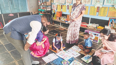ಯಲ್ಲಾಪುರದ ರಾಮಾಪುರ ಪ್ರಾಥಮಿಕ ಶಾಲೆಗೆ ಜಿಲ್ಲಾಧಿಕಾರಿ ಲಕ್ಷ್ಮೀಪ್ರಿಯಾ ಭೇಟಿ ನೀಡಿ ವಿದ್ಯಾರ್ಥಿಗಳ ಜತೆ ಸಂವಾದ ನಡೆಸಿದರು. ದಿಲೀಷ್ ಶಶಿ, ಜುಪಿಶಾನಾ ಹಕ್, ಚಂದ್ರಶೇಖರ ಹೋಸ್ಮನಿ, ತಾಪಂ ಇಒ ರಾಜೇಶ ಧನವಾಡಕರ್ ಇತರರಿದ್ದರು.
