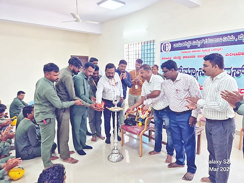 ಪಿರಿಯಾಪಟ್ಟಣದ ಸೆಸ್ಕ್ ಕಚೇರಿಯಲ್ಲಿ ಆಯೋಜಿಸಿದ್ದ ಲೈನ್‌ಮನ್ ದಿವಸ್ ಕಾರ್ಯಕ್ರಮವನ್ನು ಸೆಸ್ಕ್ ಎಇಇ ಗುರುಬಸವರಾಜ ಸ್ವಾಮಿ ಉದ್ಘಾಟಿಸಿದರು. ಸುನಿಲ್ ಯಾದವ್, ಶಶಿಕುಮಾರ್, ಪಿ.ಬಿ.ಮನೋಜ್ ಇದ್ದರು.