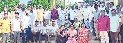 ಹಗರಿಬೊಮ್ಮನಹಳ್ಳಿಯಲ್ಲಿ ಭಾನುವಾರ ವೀರಶೈವ ಲಿಂಗಾಯತ ಪಂಚಮಸಾಲಿ ಸಂಘದ ರಾಜ್ಯ ಕಾರ್ಯಕಾರಿಣಿ ಸಭೆಯಲ್ಲಿ ರಾಜ್ಯ ಉಪಾಧ್ಯಕ್ಷ ದೇವರಮನಿ ಶಿವಶರಣ, ರಾಜ್ಯ ಸಮಿತಿಯ   ಕಾನೂನು ಸಲಹೆಗಾರ ಎಂ. ಸೋಮಶೇಖರ ಕೋತ್ತಂಬರಿ, ರಾಜ್ಯ ಮಾಜಿ ಅಧ್ಯಕ್ಷ ಬಸವರಾಜ ದಿಂಡೂರು, ರಾಜ್ಯ ಪ್ರಧಾನ ಕಾರ್ಯದರ್ಶಿ ಪರಮೇಶ್ವರ ಪಟ್ಟಣಶೆಟ್ಟಿ, ನಿಕಟಪೂರ್ವ ಅಧ್ಯಕ್ಷ   ಬಾವಿ ಬೆಟ್ಟಪ್ಪ, ರಾಜ್ಯ ಯುವ ಘಟಕದ ಅಧ್ಯಕ್ಷ ಕಿಚಿಡಿ ಕೊಟ್ರೇಶ, ವಸಂತ ಹುಲ್ಲತ್ತಿ, ಮಂಗಳಮ್ಮ, ರಷ್ಮ ಕುಂಕೋಸ್, ರಾಜೇಶ್ವರಿ, ಆಶಾ ಕಲ್ಲಪ್ಪ, ರೇಣುಕಾ, ಲಲಿತಾ ದೊಡ್ಡಮನಿ ಇತರರಿದ್ದರು.