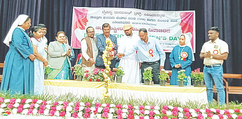 ಪಿರಿಯಾಪಟ್ಟಣದ ಶ್ರೀ ದೇವರಾಜ ಅರಸು ಕಲಾ ಭವನದಲ್ಲಿ ಆಯೋಜಿಸಿದ್ದ ಅಂತಾರಾಷ್ಟ್ರೀಯ ಮಹಿಳಾ ದಿನಾಚರಣೆ ಕಾರ್ಯಕ್ರಮವನ್ನು ಹಿರಿಯ ಸಿವಿಲ್ ಶ್ರೇಣಿ ನ್ಯಾಯಾಧೀಶ ಎಂ.ರಾಜು ಉದ್ಘಾಟಿಸಿದರು. ನ್ಯಾಯಾಧೀಶರಾದ ಎಂ.ಆರ್.ಯೋಗೇಶ್, ಶ್ವೇತಾ ಇತರರು ಇದ್ದರು. 
