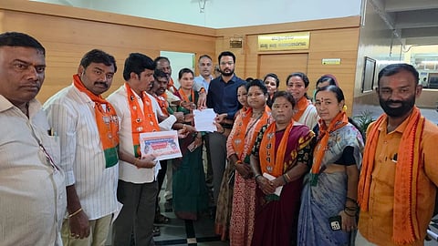 ಮಹಿಳೆಯರ ಮೇಲಿನ ದೌರ್ಜನ್ಯ ಖಂಡಿಸಿ ಬಿಜೆಪಿ ಕಾರ್ಯಕರ್ತರು ಶುಕ್ರವಾರ ಎಡಿಸಿ ಸಿದ್ರಾಮೇಶ್ವರಗೆ ಮನವಿ ಸಲ್ಲಿಸಿದರು.  ಕಾರ್ಯಕರ್ತರಾದ ವಾಣಿ ಮಠದ, ಗೀತಾ ಬಳ್ಳಾರಿ, ಗೀತಾ ಮುತ್ತಾಳ, ಕೀರ್ತಿ ಪಾಟೀಲ್​, ರೇಖಾ ರಾಯಭಾಗಿ, ಮಹಾಲಕ್ಷಿ$್ಮ ಕಂದಾರಿ, ಜಯಶ್ರೀ ಗೊಂಡಬಾಳ, ಸರಸ್ವತಿ, ಶೈಲಜಾ, ನೀಲಕಂಠಯ್ಯ ಹಿರೇಮಠ, ಗಣೇಶ್​ ಹೊರ ತಟ್ನಾಳ ಇದ್ದರು. 