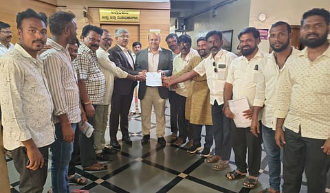 ಕೊಪ್ಪಳ ಜಿಲ್ಲಾ ಹಡಪದ ಸಮೂದಾಯದಿಂದ ಸೋಮವಾರ ಡಿಸಿ ಕಚೇರಿಯಲ್ಲಿ ರಾಜ್ಯ ಕಾರ್ಮಿಕ ಸಚಿವ ಸಂತೋಷ್​ ಕುಮಾರ್​ ಲಾಡ್​ ಅವರ ವಿರುದ್ಧ ಕ್ರಮಕ್ಕೆ ಆಗ್ರಹಿಸಿ ಡಿಸಿ ಹಾಗೂ ಎಸ್ಪಿಗೆ ಮನವಿ ಸಲ್ಲಿಸಿದರು. ಜಿಲ್ಲಾಧ್ಯಕ್ಷ ಹನುಮಂತಪ್ಪ ಸರಿಗಮ, ಸಂಘಟನಾ ಕಾರ್ಯದರ್ಶಿ ಈಶಪ್ಪ ಮುದ್ದಾಬಳ್ಳಿ, ಮಲ್ಲಿಕಾರ್ಜುನ ಮಿಟ್ಟಿಕೇರಿ, ವಕೀಲರಾದ ಬಿ.ಎಸ್​. ವೀರಾಪುರ್​, ನೀಲಕಮಲ, ಶರಣಪ್ಪ ಹಲಗೇರಿ, ಶಿವಣ್ಣ, ಪ್ರಕಾಶ್​, ಗವಿಸಿದ್ದಪ್ಪ ಇತರರಿದ್ದರು.