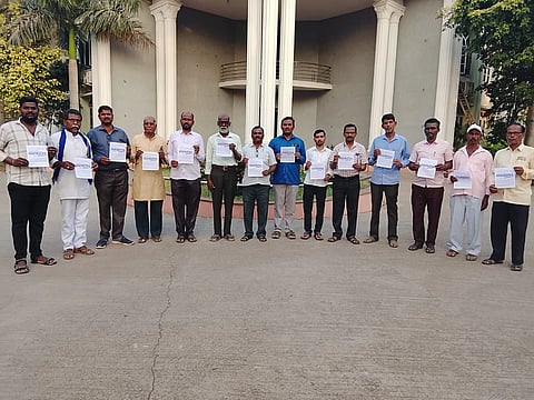 ಕೊಪ್ಪಳ ಪ್ರವಾಸಿ ಮಂದಿರದ ಎದುರುಗಡೆ ೆ.12 ಕ್ಕೆ ನಡೆಯಲಿರುವ ಅಖಿಲ ಭಾರತ ಸಾರ್ವತ್ರಿಕ ಮುಷ್ಕರದ ಕರಪತ್ರವನ್ನು ಸೋಮವಾರ ಬೀಡುಗಡೆ ಮಾಡಲಾಯಿತು. ಹನುಮೇಶ ಕಲ್ಮಂಗಿ, ಶರಣು ಗಡ್ಡಿ, ಬಸವರಾಜ್​ ಸಿಲುವಂತರ್​, ಸುಂಕಪ್ಪ ಗದಗ್​, ತುಕಾರಾಂ ಪಾತ್ರೋಟಿ, ಮಹದೇವಪ್ಪ, ಕೆ. ಬಿ. ಗೋನಾಳ್​, ಸಂಜಯ್​ ದಾಸ್​, ದೊರೆ ವಿಜಯ್​, ರಾಮಲಿಂಗ ಸ್ವಾಮಿ, ಮಲ್ಲಪ್ಪ ಇದ್ದರು.