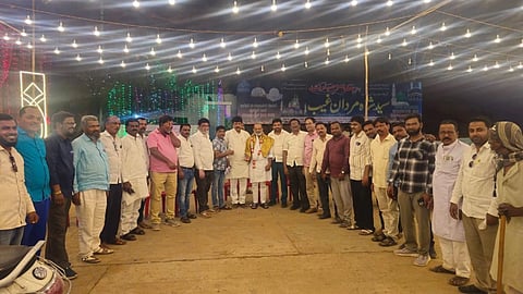 ಕೊಪ್ಪಳದ ಐತಿಹಾಸಿಕ ಹಜರತ್​ ಮರ್ದಾನೆ ಗೈಬ್​ ದರ್ಗಾದ ಉರುಸ್​ ಮಹೋತ್ಸವದ ಧಾರ್ಮಿಕ ಕಾರ್ಯಕ್ರಮದಲ್ಲಿ ಜೆಡಿಎಸ್​ ರಾಜ್ಯ ಕೋರ್​ ಕಮಿಟಿ ಸದಸ್ಯ ಸಿವಿ ಚಂದ್ರಶೇಖರಗೆ ಸನ್ಮಾನಿಸಲಾಯಿತು. ದರ್ಗಾ ಕಮಿಟಿ ಅಧ್ಯಕ್ಷ ಕಾಟನ್​ ಪಾಫಿಾ, ಕುಡಾ ಮಾಜಿ ಅಧ್ಯಕ್ಷ ಅಮ್ಜದ್​ ಪಟೇಲ್​, ಅಮರೇಶ ಕರಡಿ, ಮಹೇಂದ್ರ ಛೋಪ್ರಾ, ಕೆ.ಎಂ. ಸೈಯದ್​, ಮಾನ್ವಿ ಪಾಫಿಾ ಇತರರಿದ್ದರು.
