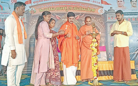 ಚಿಂಚೋಳಿಯಲ್ಲಿ ಹಮ್ಮಿಕೊಂಡಿದ್ದ ಛತ್ರಪತಿ ಶಿವಾಜಿ ಮಹಾರಾಜರ ಜಯಂತಿ, ಹಿಂದೂ ಜಾಗೃತಿ ಸಮಾವೇಶವನ್ನು ಜಮಖಂಡಿಯ ಶ್ರೀ ಗುರುಪ್ರಸಾದ ಸ್ವಾಮೀಜಿ ಉದ್ಘಾಟಿಸಿದರು. ಶ್ರೀ ಶಿವಕುಮಾರ ಸ್ವಾಮೀಜಿ, ಶ್ರೀಕಾಂತ ಶೆಟ್ಟಿ, ವಸಂತ ಇಟಗಿ ಇದ್ದರು.