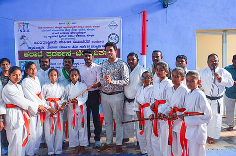 ಕೊಪ್ಪಳದ ಜಿಲ್ಲಾ ಕ್ರೀಡಾಂಗಣದಲ್ಲಿ ಸೋಮವಾರ ಅಂತರಾಷ್ಟ್ರೀಯ ಮಹಿಳಾ ದಿನಾಚರಣೆ ಅಂಗವಾಗಿ ಆಯೋಜಿಸಿದ ಅಲ್ಪಸಂಖ್ಯಾತರ ಮೊರಾರ್ಜಿ ದೇಸಾಯಿ ವಸತಿ ಶಾಲೆಗಳ ವಿದ್ಯಾರ್ಥಿನಿಯರ ಕರಾಟೆ ಪ್ರದರ್ಶನ&ಬೆಲ್ಸ್​ ವಿತರಣೆ ಕಾರ್ಯಕ್ರಮವನ್ನು ಯುವಜನ ಸಬಲೀಕರಣ ಮತ್ತು ಕ್ರೀಡಾ ಇಲಾಖೆ  ಸಹಾಯಕ ನಿರ್ದೇಶಕ ವಿಠ್ಠಲ್​ ಜಾಬಗೌಡರ ವಿದ್ಯಾರ್ಥಿನಿಯರಿಗೆ ಡ್ರಾಗನ್​ ಸ್ಟೀಕ್​ ನೀಡುವ ಮೂಲಕ ಉದ್ಘಾಟಿಸಿದರು.  ನ್ಯಾಷನಲ್​ ಸ್ಟೀರಿಟ್​ ಕರಾಟೆ ಅಕಾಡಮಿ ಮುಖ್ಯಸ್ಥ ಎಚ್​.ವಿ.ರಾಜಾಬಕ್ಷಿ, ಅಲ್ಪಸಂಖ್ಯಾತರ ಕಲ್ಯಾಣ ಇಲಾಖೆ ಜಿಲ್ಲಾಧಿಕಾರಿ ಅಜ್ಮೀರ್​ ಅಲಿ, ಕರ್ನಾಟಕದ ನ್ಯಾಷನಲ್​ ಶುಟೋಕಾನ್​ ಕರಾಟೆ ಅಸೋಶಿಯೇಷನ್​ ಅಧ್ಯಕ್ಷ ಬಿ.ಬಾಷಾಸಾಹೇಬ, ಹಿರಿಯ ಹೋರಾಟಗಾರ ನಜೀರ್​ ಮೂಲಿಮನಿ, ಮಾಜಿ ನಗರಸಭಾ ಸದಸ್ಯ ಮಾನ್ವಿ ಪಾಷಾ ಇದ್ದರು.