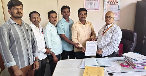 ಕೊಪ್ಪಳದಲ್ಲಿ ಸೋಮವಾರ ಶಿಕ್ಷಕರ ಪರಿವೀಕ್ಷಣಾ ಅವಧಿಯ ಘೋಷಿಸಲು ಮತ್ತು ಕಾಲಮಿತಿ ಬಡ್ತಿಗೆ ಆಗ್ರಹ ಜಿಪಿಟಿ ಶಿಕ್ಷಕರಿಂದ ಶಾಲಾ ಶಿಕ್ಷಣ ಇಲಾಖೆ ಉಪ ನಿರ್ದೇಶಕರ ಕಚೇರಿಯ ಪತ್ರಾಂಕಿತ ಸಹಾಯಕ ಪ್ರಾಣೇಶಾಚಾರ್ಯಗೆ ಮನವಿ ಪತ್ರ ಸಲ್ಲಿಸಲಾಯಿತು. ಪದವೀಧರ ಪ್ರಾಥಮಿಕ ಶಿಕ್ಷಕರ ಸಂಘದ ಜಿಲ್ಲಾಧ್ಯಕ್ಷ ಮಾರುತಿ ಮ್ಯಾಗಳಮನಿ, ಕೊಪ್ಪಳ ತಾಲೂಕು ಸಂಚಾಲಕ ಪ್ರಹ್ಲಾದ್​ ಹೂಗಾರ್​, ನಿರ್ದೇಶಕ ಪರಶುರಾಮ ಶಹಪುರ್​, ಶಿಕ್ಷಕ ಕಿರಣ್​ ಕುಮಾರ್​, ಸಂತೋಷ ಇದ್ದರು.