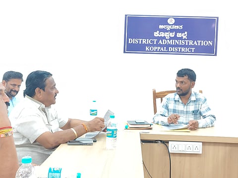 ಡಿಸಿ ಕಚೇರಿಯ ಕೆಸ್ವಾನ್​-2 ಸಭಾಂಗಣದಲ್ಲಿ ಸೋಮವಾರ ಜಯಂತಿ ಆಚರಣೆಯ ಕುರಿತು ನಡೆದ ಪೂರ್ವಭಾವಿ ಸಭೆಯಲ್ಲಿ ಕನ್ನಡ ಮತ್ತು ಸಂಸತಿ ಇಲಾಖೆ ಸಹಾಯಕ ನಿರ್ದೇಶಕ ಕರ್ಣಕುಮಾರ ಮಾತನಾಡಿದರು. ಸಮುದಾಯದ ಮುಖಂಡ ಮಹೇಂದ್ರ ಚೋಪ್ರಾ ಸೇರಿದಂತೆ ವಿವಿಧ ಇಲಾಖೆಗಳ ಅಧಿಕಾರಿಗಳು ಮತ್ತು ಸಿಬ್ಬಂದಿ ಇದ್ದರು.