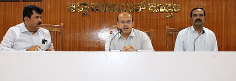 ಎಸ್ಸೆಸ್ಸೆಲ್ಸಿ ವಾರ್ಷಿಕ ಪರೀಕ್ಷೆ ಸಿದ್ಧತೆ ಕುರಿತು ಸೋಮವಾರ ಕೊಪ್ಪಳದಲ್ಲಿ ಡಿಸಿ ಡಾ.ಸುರೇಶ ಬಿ.ಇಟ್ನಾಳ ಅಧ್ಯಕ್ಷತೆಯಲ್ಲಿ ಅಧಿಕಾರಿಗಳ ಸಭೆ ನಡೆಯಿತು. ಡಿಡಿಪಿಐ ಸೋಮಶೇಖರಗೌಡ ಪಾಟೀಲ್​, ಡಿಡಿಪಿಯು ಜಗದೀಶ ಜಿ.ಎಚ್​. ಇದ್ದರು. 