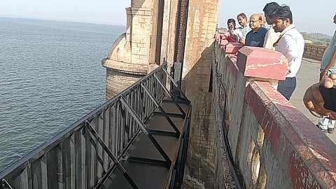 ಕೊಪ್ಪಳ ತಾಲೂಕಿನ ಮುನಿರಾಬಾದ್​ ತುಂಗಭದ್ರಾ ಜಲಾಶಯದ ಕ್ರಸ್ಟ್​ ಗೇಟ್​ ಅಳವಡಿಕೆ ಕಾಮಗಾರಿಯನ್ನು ಗುರುವಾರ ಡಿಸಿ ಡಾ.ಸುರೇಶ ಬಿ.ಇಟ್ನಾಳ ವೀಸಿದರು. ಎಸ್ಪಿ ಡಾ.ರಾಮ್​ ಎಲ್​.ಅರಸಿದ್ದಿ, ಇಂಜಿನಿಯರ್​ಗಳಿದ್ದರು. 