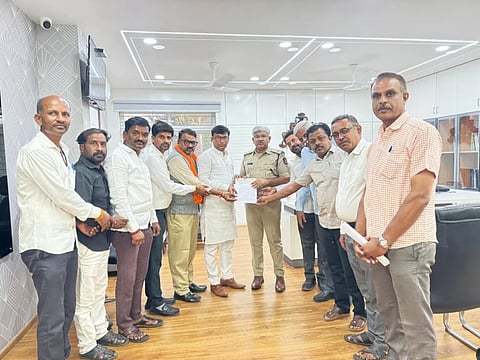 ಎಐಸಿಸಿ ಅಧ್ಯಕ್ಷ ಮಲ್ಲಿಕಾರ್ಜುನ ಖರ್ಗೆ ವಿರುದ್ಧ ಕ್ರಮಕ್ಕೆ ಆಗ್ರಹಿಸಿ ಬಿಜೆಪಿ ಕಾರ್ಯಕರ್ತರು ಗುರುವಾರ ಕೊಪ್ಪಳದಲ್ಲಿ ಎಸ್ಪಿ ಡಾ.ರಾಮ್​ ಎಲ್​.ಅರಸಿದ್ದಿಗೆ ಮನವಿ ಸಲ್ಲಿಸಿದರು. ಬಿಜೆಪಿ ಜಿಲ್ಲಾಧ್ಯಕ್ಷ ನವೀನ್​ ಗುಳಗಣ್ಣವರ, ಪ್ರಮುಖರಾದ ವಿ.ಎಂ.ಭೂಸನೂರಮಠ, ಎ.ವಿ.ಕಣವಿ, ರಾಜು ಬಾಕಳೆ, ಸುನಿಲ್​ ಹೆಸರೂರು ಇದ್ದರು. 