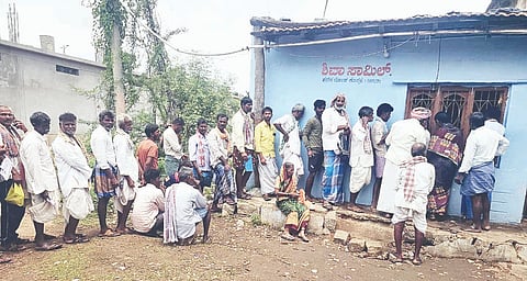 ಕೊಪ್ಪಳದ ಗದಗ ರಸ್ತೆಯಲ್ಲಿರುವ ಶಿವಾ ಸಾಮಿಲ್ ಬಳಿ ರೈತರು ಯೂರಿಯಾ ಗೊಬ್ಬರ ಪಡೆಯಲು ಮಂಗಳವಾರ ಬೆಳಗ್ಗೆಯಿಂದಲೇ ಸರತಿ ಸಾಲಿನಲ್ಲಿ ನಿಂತಿರುವುದು.
