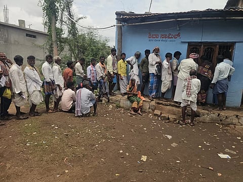 ಕೊಪ್ಪಳದ ಗದಗ ರಸ್ತೆಯಲ್ಲಿರುವ ಶಿವಾ ಸಾಮಿಲ್​ ಬಳಿ ರೈತರು ಯೂರಿಯಾ ಗೊಬ್ಬರ ಪಡೆಯಲು ಬೆಳಗ್ಗೆಯಿಂದಲೇ ಸರತಿಯಲ್ಲಿ ನಿಂತು ಗೊಬ್ಬರಕ್ಕಾಗಿ ಆತುರಿಯುತ್ತಿರುವ ರೈತರು.