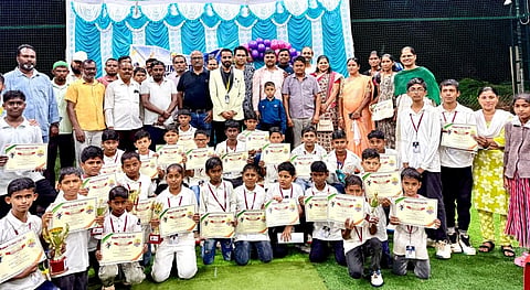 ಕೊಪ್ಪಳ ಕ್ರಿಕೆಟ್​ ಕ್ಲಬ್​ನಿಂದ ಆಯೋಜಿಸಿದ್ದ ಎರಡು ತಿಂಗಳ ಬೇಸಿಗೆ ಕ್ರಿಕೆಟ್​ ತರಬೇತಿ ಶಿಬಿರದಲ್ಲಿ ಭಾಗವಹಿಸಿದ ಶಿಬಿರಾರ್ಥಿಗಳಿಗೆ ಪ್ರಮಾಣಪತ್ರ ನೀಡಲಾಯಿತು. ಡಿವೈಎಸ್ಪಿ ಮುತ್ತಣ್ಣ ಸವರಗೋಳ, ಯುವ ಸಬಲೀಕರಣ ಮತ್ತು ಕ್ರೀಡಾ ಇಲಾಖೆ ಸಹಾಯಕ ನಿರ್ದೇಶಕ ವಿಠಲ ಜಾಬಗೌಡರ, ಕ್ರಿಕೆಟ್​ ಕ್ಲಬ್​ ತರಬೇತಿದಾರ ಫೈರೋಜ್​ ಅಲಿ ಇದ್ದರು.