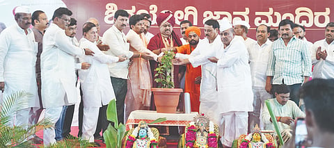 ಆಳಂದ ತಾಲೂಕಿನ ಜಿಡಗಾದಲ್ಲಿ ಶಿವಯೋಗಿ ಜ್ಞಾನ ಮಂದಿರದ 500 ಹಾಸಿಗೆಯುಳ್ಳ ಬಾಲಕರ ವಸತಿ ನಿಲಯವನ್ನು ಶ್ರೀ ಡಾ.ಮುರುಘರಾಜೇಂದ್ರ ಸ್ವಾಮಿಗಳು ಲೋಕಾರ್ಪಣೆಗೊಳಿಸಿದರು. ಶ್ರೀ ವೀರಮಹಾಂತ ಶಿವಾಚಾರ್ಯ, ಶ್ರೀ ರಾಜಶೇಖರ ಶೀವಯೋಗಿ, ಹರ್ಷ ಗುತ್ತೇದಾರ್​, ಪ್ರಬುದ್ಧ ಪಾಟೀಲ್​, ಶಿವಪುತ್ರ ಪಾಟೀಲ್​ ಇತರರಿದ್ದರು.