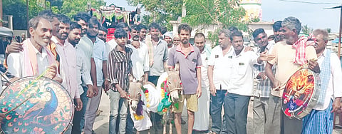 ಮಳೆಗಾಗಿ ಚಂದಾಪುರದ ಗಂಗುನಾಯಕ ತಾಂಡಾದಲ್ಲಿ ಕತ್ತೆಗಳ ಮದುವೆ ಮಾಡಿಸಿ ಮೆರವಣಿಗೆ ನಡೆಸಲಾಯಿತು.