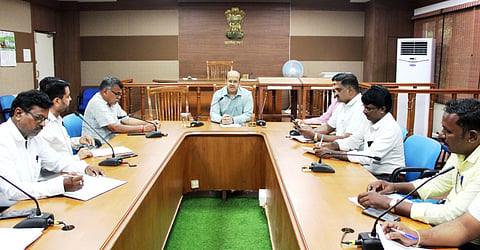 ಕೊಪ್ಪಳದಲ್ಲಿ ನಡೆದ ಮತದಾರರ ಪಟ್ಟಿಗಳ ವಿಶೇಷ ಸಮಗ್ರ ಪರಿಷ್ಕರಣೆ&-2026ರ ಪ್ರಗತಿ ಪರಿಶೀಲನೆ ಕುರಿತಂತೆ ಮಾನ್ಯತೆ ಪಡೆದ ರಾಜಕೀಯ ಪಕ್ಷಗಳ ಪ್ರತಿನಿಧಿಗಳೊಂದಿಗೆ ನಡೆದ ಸಭೆಯಲ್ಲಿ ಜಿಲ್ಲಾಧಿಕಾರಿ ಡಾ. ಸುರೇಶ ಬಿ. ಇಟ್ನಾಳ ಮಾತನಾಡಿದರು. ಚುನಾವಣಾ ಶಾಖೆ ತಹಶೀಲ್ದಾರ ರವಿ ವಸ್ತ್ರದ್​, ಜಿಲ್ಲೆಯ ಮಾನ್ಯತೆ ಪಡೆದ ವಿವಿಧ ರಾಜಕೀಯ ಪಕ್ಷಗಳ ಪ್ರತಿನಿಧಿಗಳಾದ ಕೃಷ್ಣ ಇಟ್ಟಂಗಿ, ರಾಜು ಬಾಕಳೆ, ಕೆ.ಎಸ್​.ಮಲಾರಪ್ಪ, ಸುನೀಲ್​ ಹೆಸರೂರ, ಮಹಾಬಾಬಲಪ್ಪ ಇದ್ದರು.